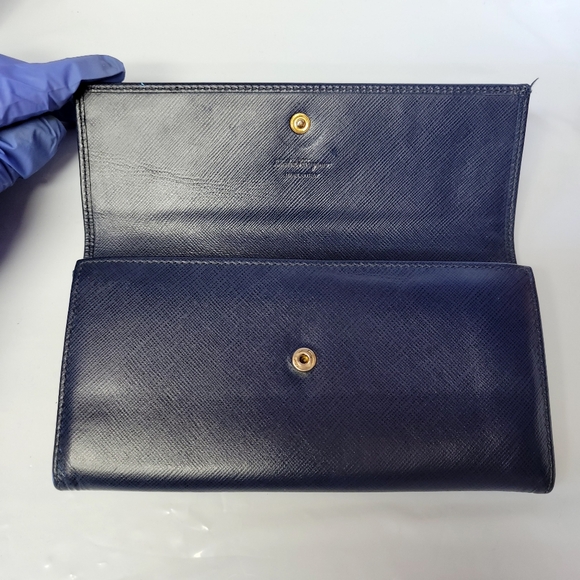 Salvatore Ferragamo Gancini Leather Flap Wallet - Picture 4 of 10